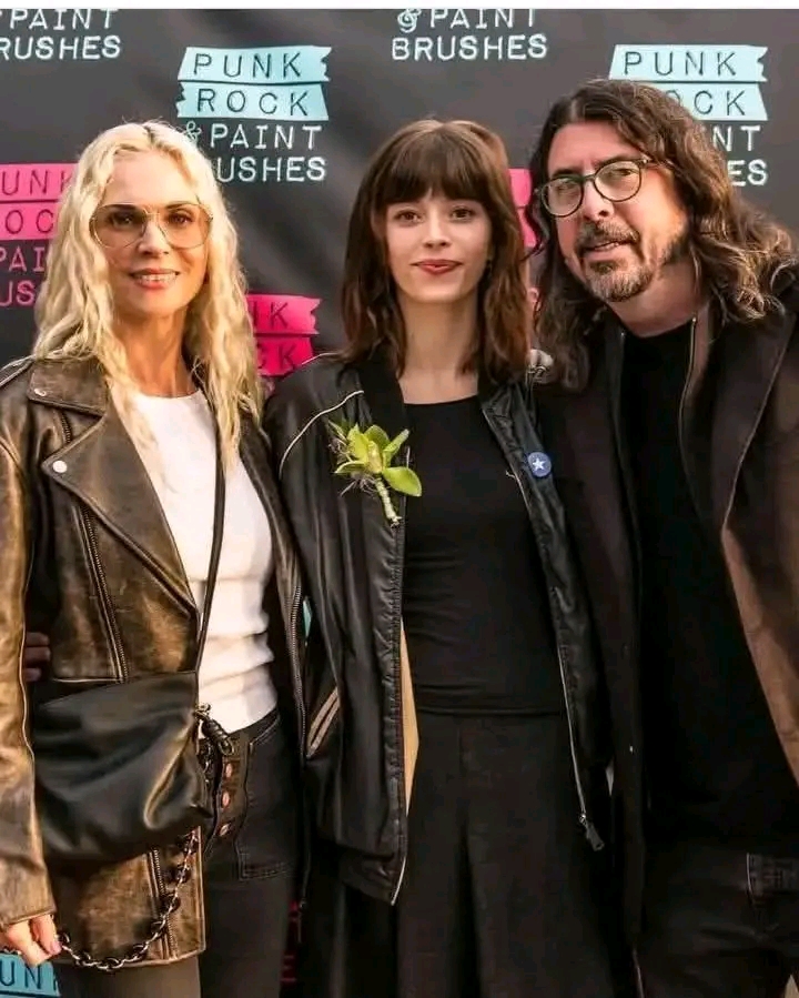 Had to share Sweet new photo of DAVE GROHL, his wife Jordyn Blum, and their daughter Harper at the opening of Punk Rock & Paintbrushes’ exhibit “Strength: A Celebration of Art Queens Exhibit” last month…